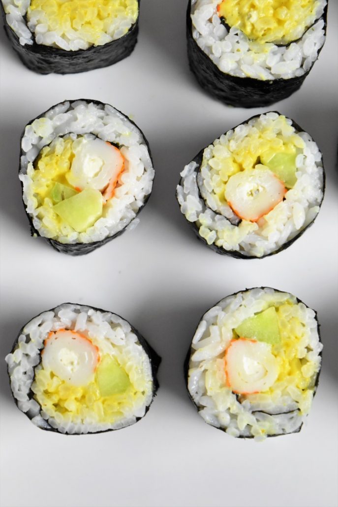 Makis sauce curry, surimi, concombre