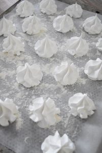 Meringue à la poche à douille