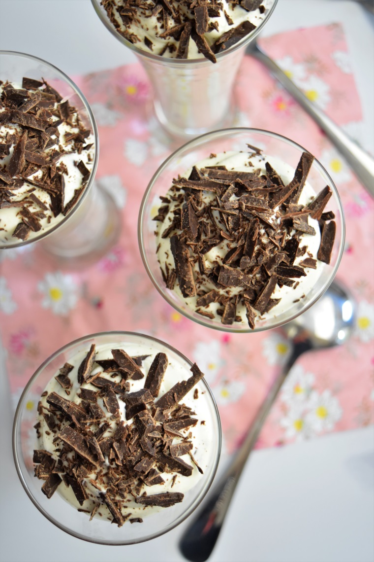 Vier Schichten Mousse Vanille Schokolade Stracciatella Karamell ...