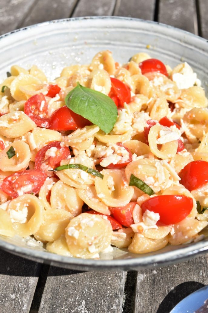 Salade de pâtes, basilic, tomates cerises, ricotta