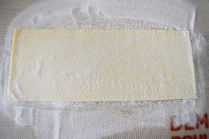 Pâte feuilletée et sucre en poudre vanillé