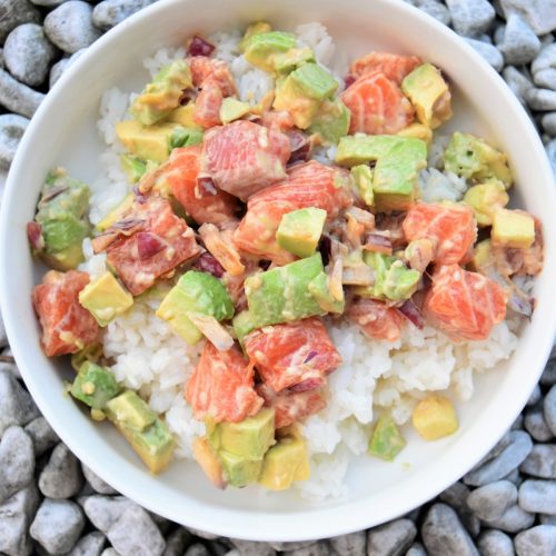 Poke bowl au saumon cru et avocat