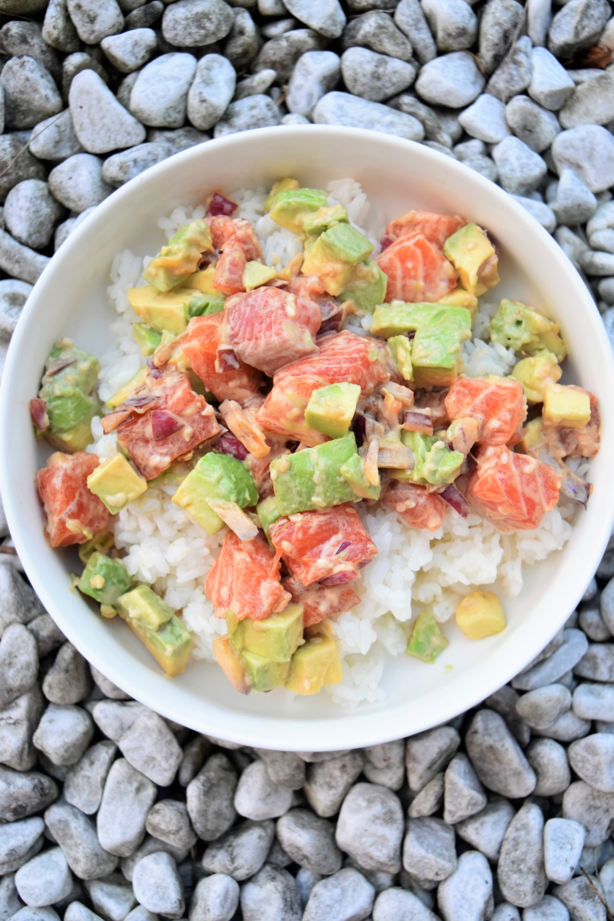 Poke bowl au saumon cru et avocat