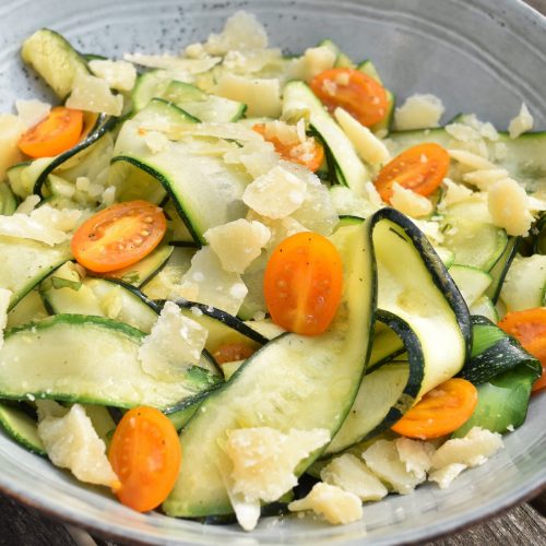 Tagliatelles de courgettes aux tomates, basilic, parmesan