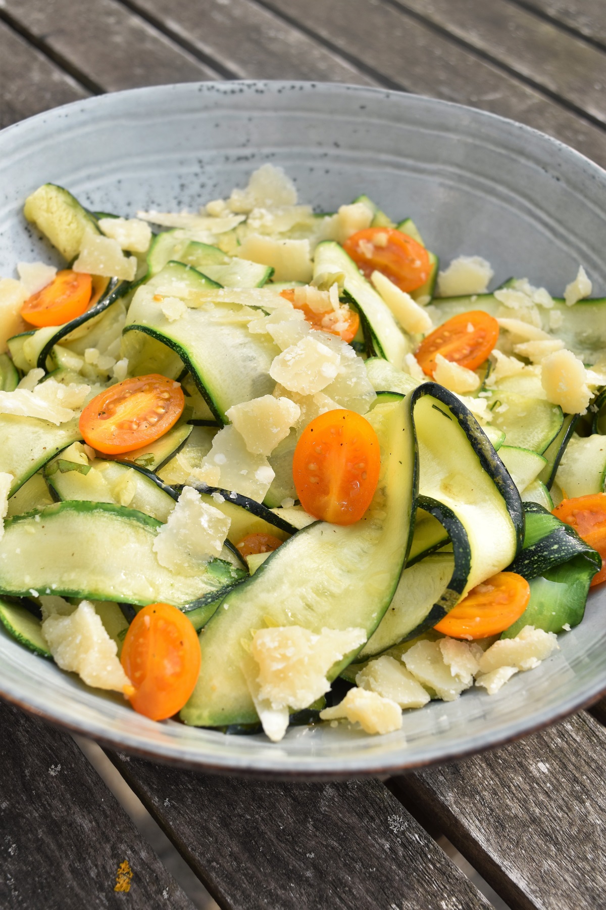 Tagliatelles de courgettes aux tomates, basilic, parmesan