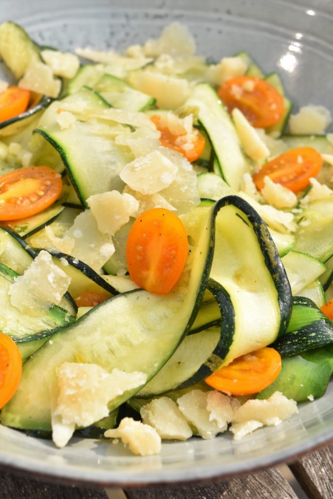 Courgettes en tagliatelles, tomates cerises, basilic, ail parmesan