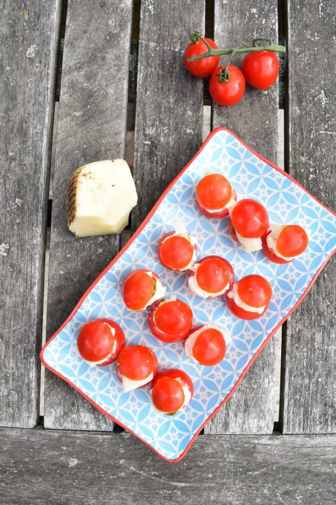 Tomates cerises farcies au fromage et pesto