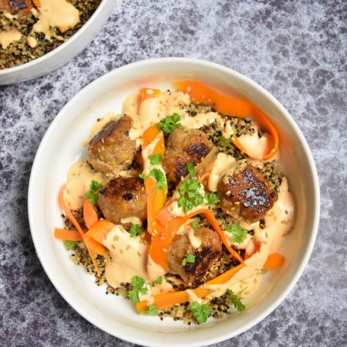 Boulettes, quinoa, pickles et sauce épicée