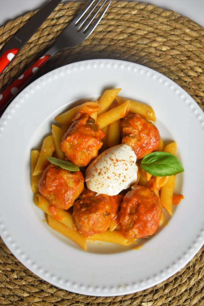 Boulettes sauce tomate, pâtes, burrata