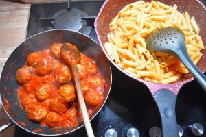 Boulettes sauce tomate basilic et pâtes