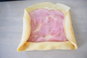 Rouler une crêpe au jambon