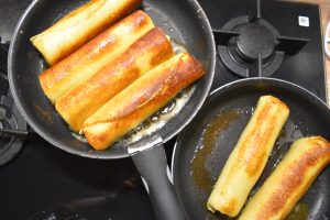 Cuisson des crêpes au jambon à la poêle