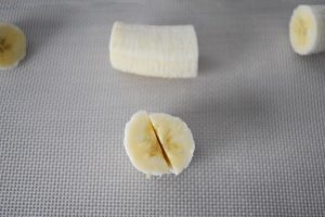 Couper la banane pour nems sucrés