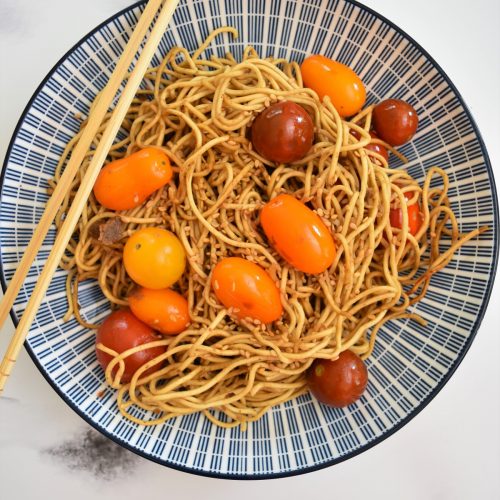 Nouilles chinoises au tahini et tomates cerises