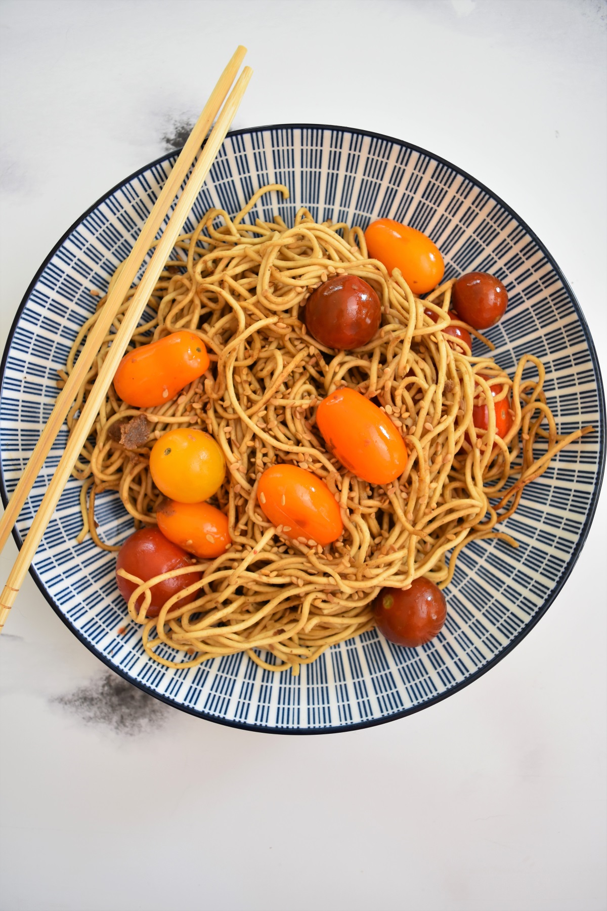 Nouilles chinoises au tahini et tomates cerises