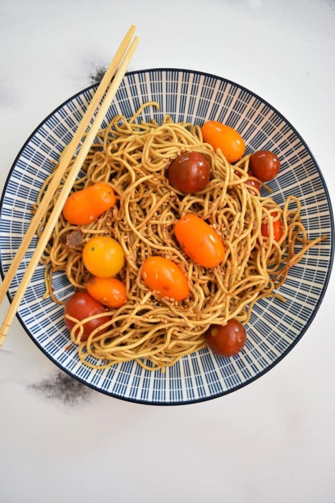 Nouilles chinoises aux tomates cerises et sauce sésame