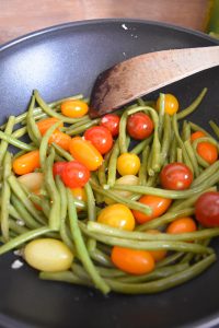 Haricots verts et tomates cerises sautés