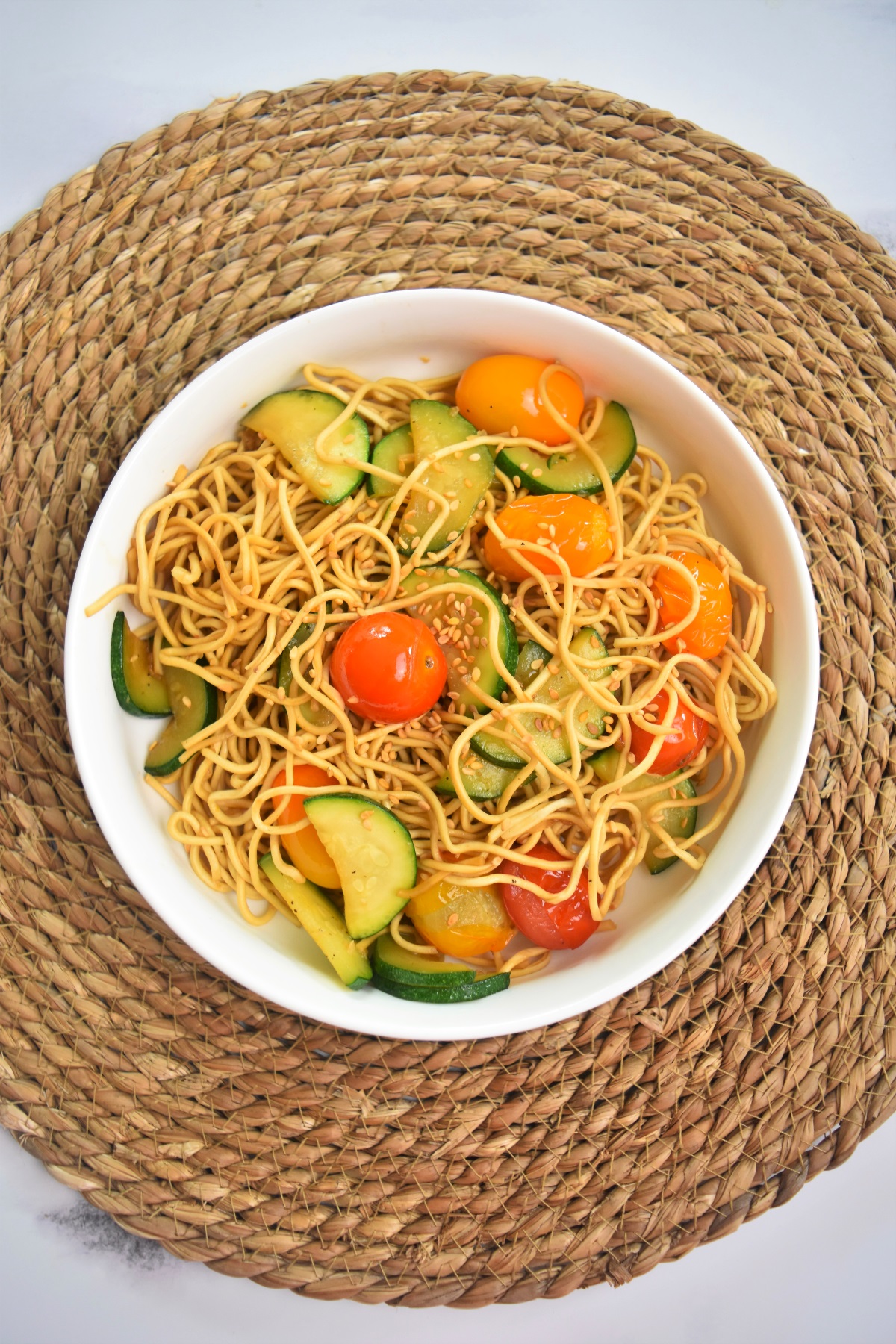 Nouilles chinoises à la courgette et tomate