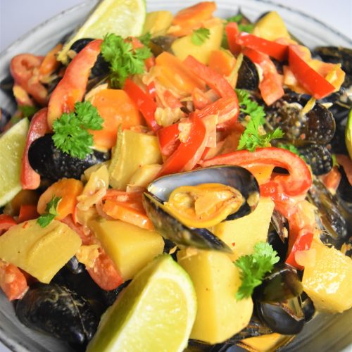 Moules au curry et légumes avec bouillon thaï