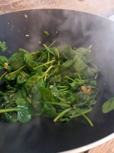 faire tomber les épinards au wok