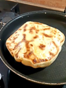 Cuisson du cheese naan