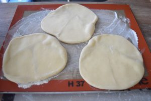 Cheese naans maison