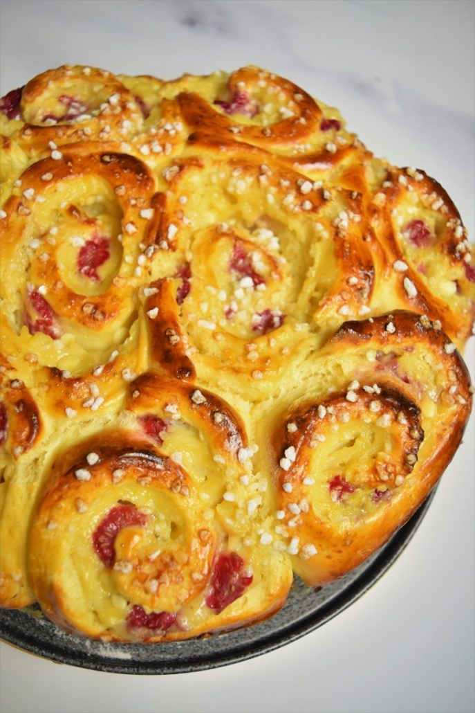 Brioche roulée à la framboise