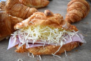 Croissant à la béchamel, jambon et fromage