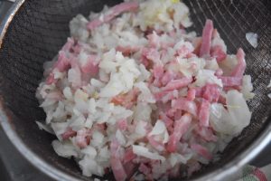 Allumettes de lardons et oignons