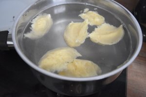 Quenelles pochées à l'eau bouillante