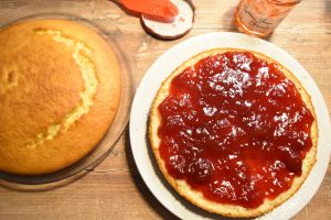 Gâteau fourré à la confiture