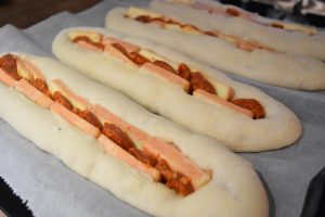 Baguettes maison garnies au chorizo et fromage