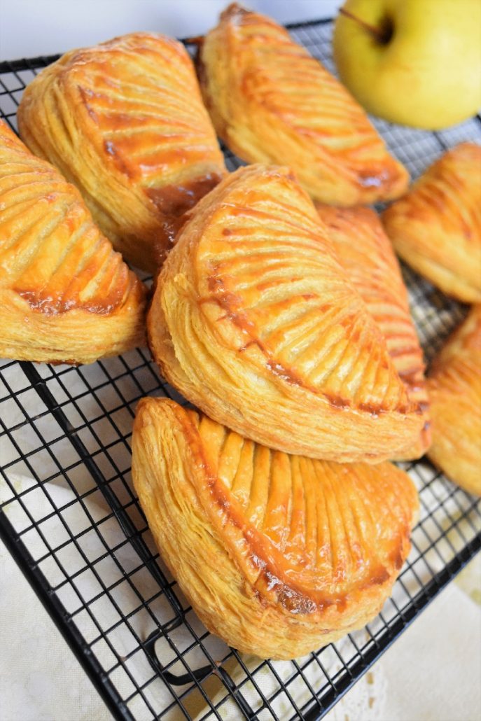 Chaussons aux pommes avec pâte feuilletée et compote