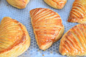 Chaussons aux pommes avec sirop