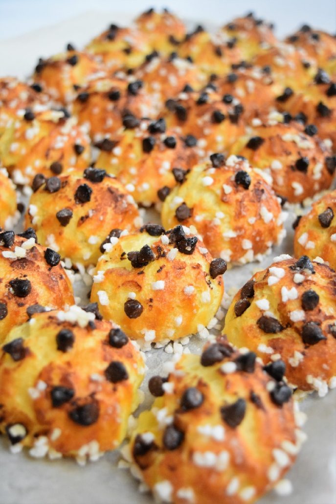 Chouquettes aux pépites de chocolat et perles de sucre