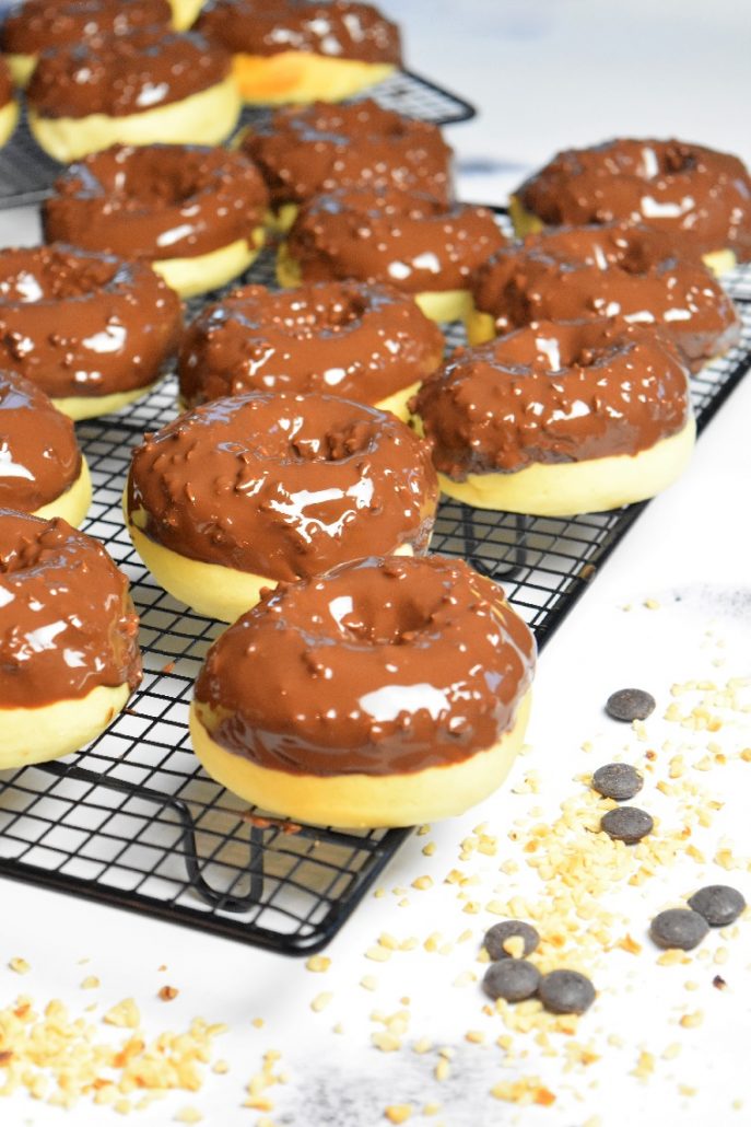 Donuts au four et glaçage chocolat noisette