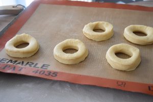 Découpe des donuts au four