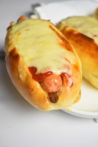 Hot dog gratiné au fromage