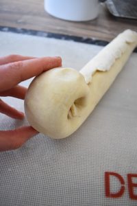 Rouler la pâte en escargot