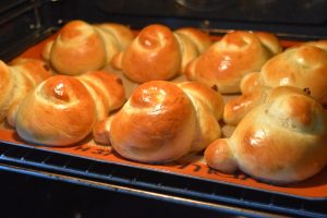 Cuisson des brioches de Pâques