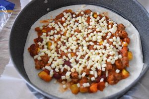 Lasagnes au chili et mozzarella avec des wraps