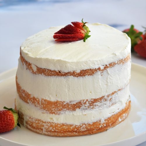 Gâteau d'anniversaire aux fruits et fleurs de printemps