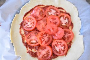 Pâte brisée, sauce et tomates