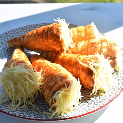 Cornets feuilletés à la béchamel, poulet et fromage