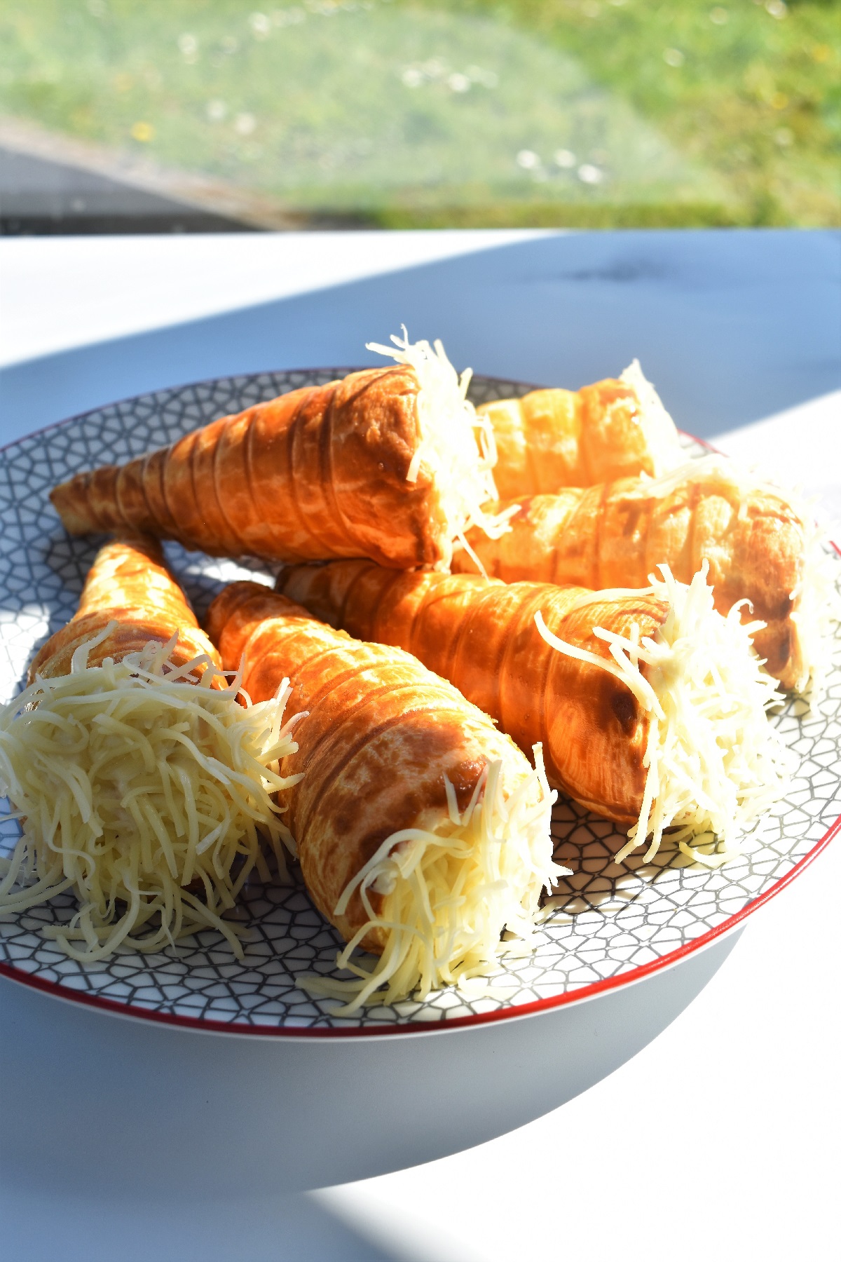 Cornets feuilletés à la béchamel, poulet et fromage