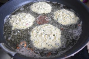 Cuisson des beignets de courgettes à la poêle