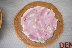 Crêpe à la béchamel maroilles et au jambon