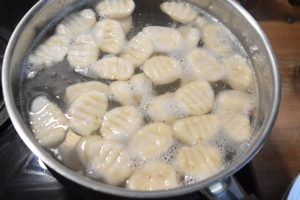 Cuisson des gnocchi maison à l'eau bouillante