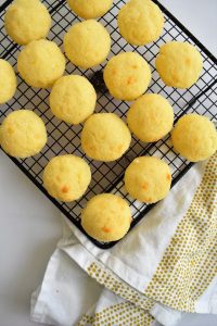 Pao de queijo ou pain au fromage brésilien