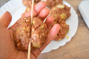 Faire la brochette de kefta